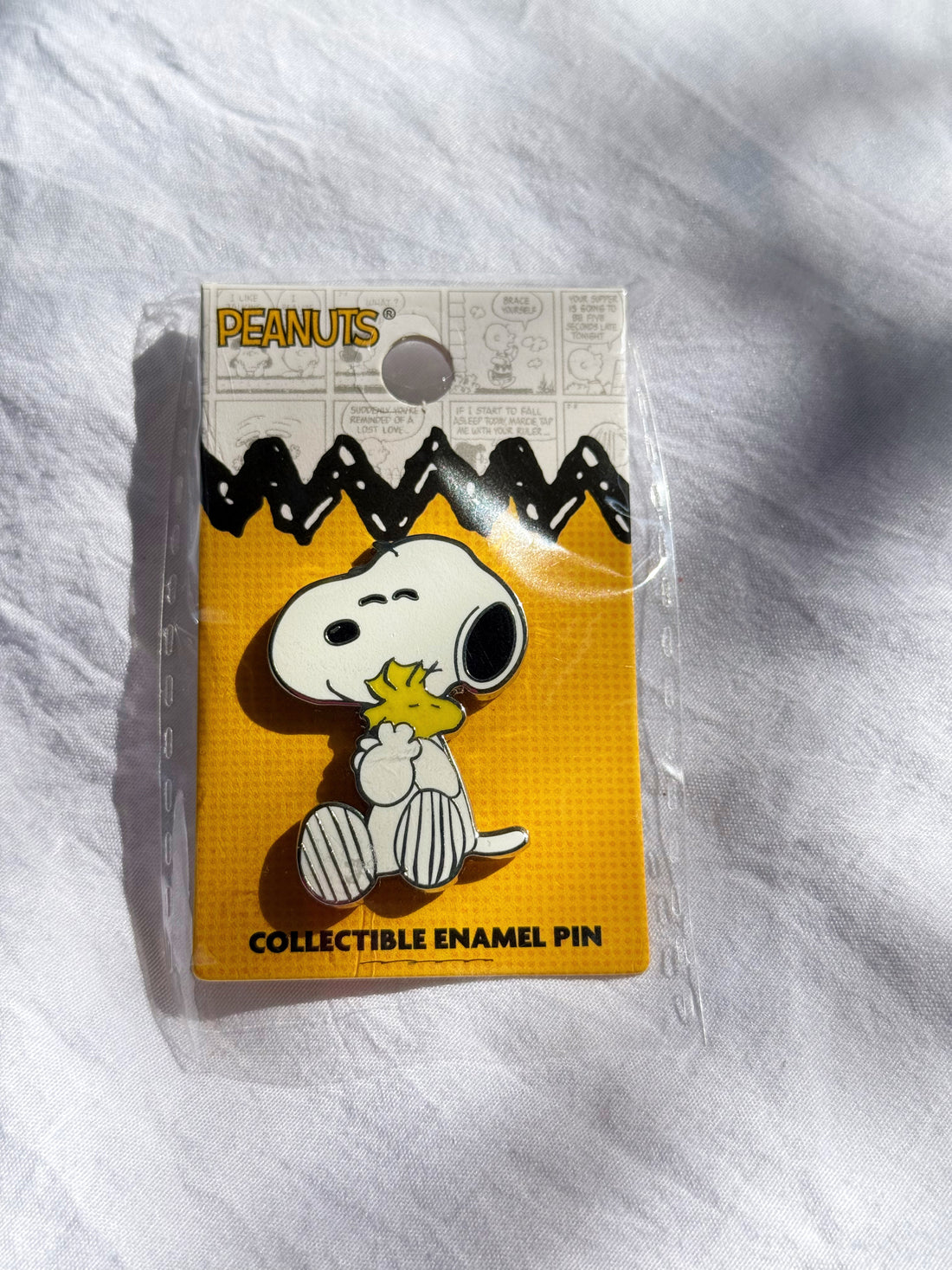 Cute Snoopy Hugging Woodstock Enamel Pin – Snoopy Peanuts Cartoon Dog Pins for Backpack & Hats